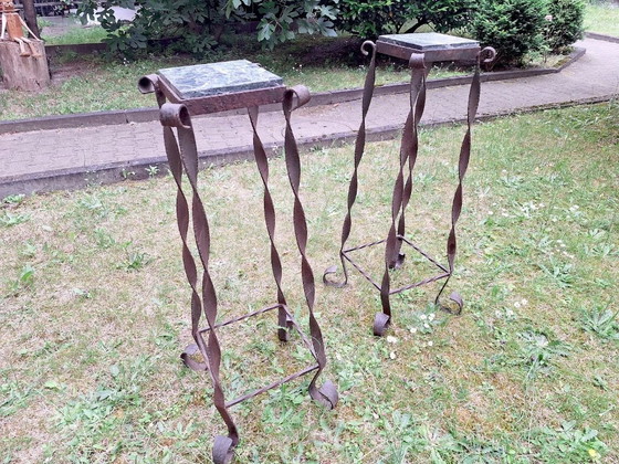 Image 1 of Coppia di colonne brutaliste in ferro battuto e marmo venato, anni '60