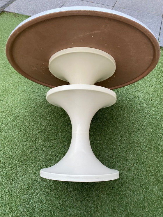 Image 1 of Mesa de tulipán de plástico con diseño de la era Soace