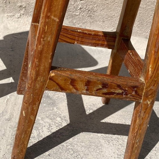 Par de taburetes de taller antiguos de madera patinada. – Wood (photo 6 of 9)