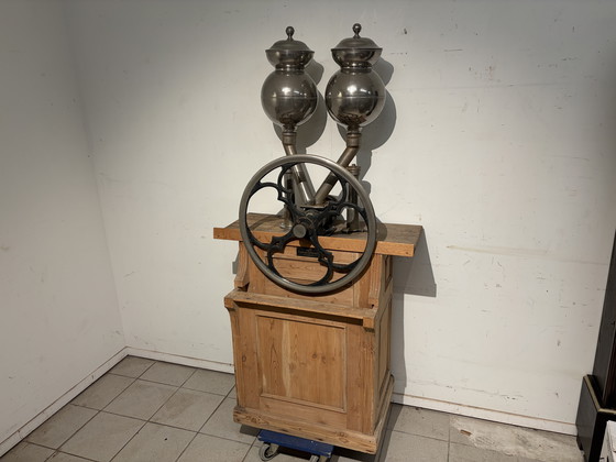Image 1 of Raro macinacaffè di grandi dimensioni con grande ruota in ferro e base in pino; i cassetti sono di epoca successiva.