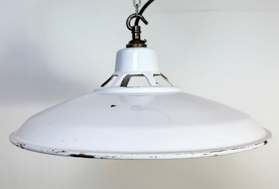 Image 1 of Industriële witte geëmailleerde fabriekshanglamp, jaren 60