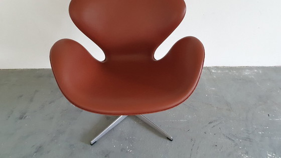 Image 1 of Poltrone a forma di cigno di Fritz Hansen in pelle rosso-marrone, 2 pezzi