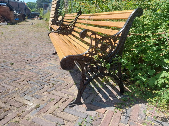 Image 1 of Klassieke gietijzeren tuinbanken met eiken latten
