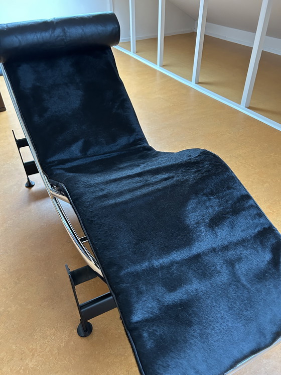 Image 1 of Cassina LeCorbusier LC4 con 2 pieles diferentes