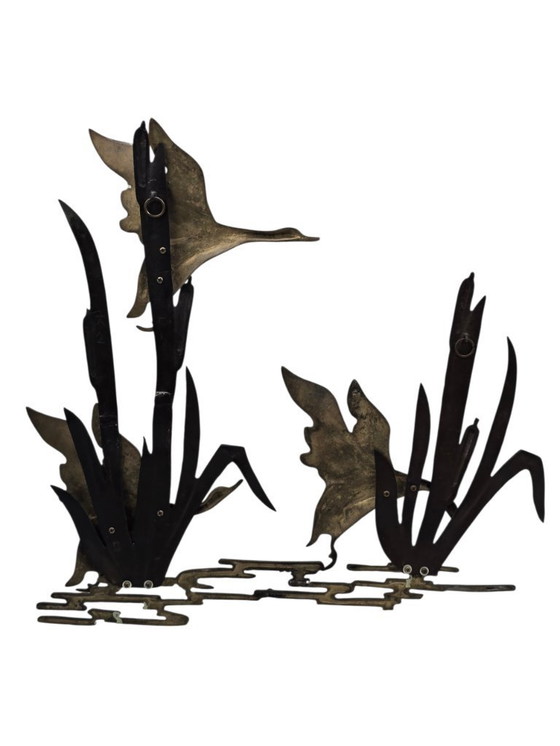 Image 1 of Grande sculpture murale vintage en laiton, représentant un vol d'oiseau.