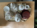 Vintage theeservies met gouden details en bloemmotief 