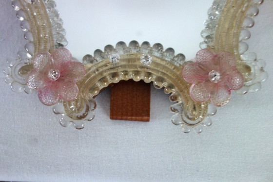 Image 1 of Specchio veneziano, in vetro soffiato di Murano, con motivi floreali e perline