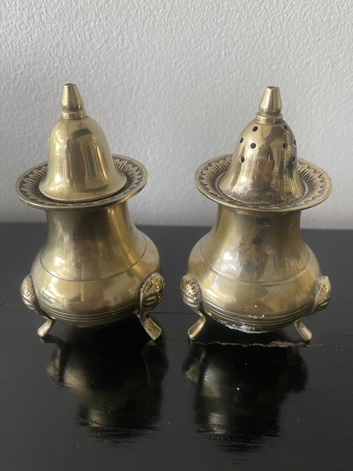 Duo von Salz- und Pfefferstreuer im Vintage-Stil aus versilbertem Messing Anfang des 20. Jahrhunderts. Englische Herkunft