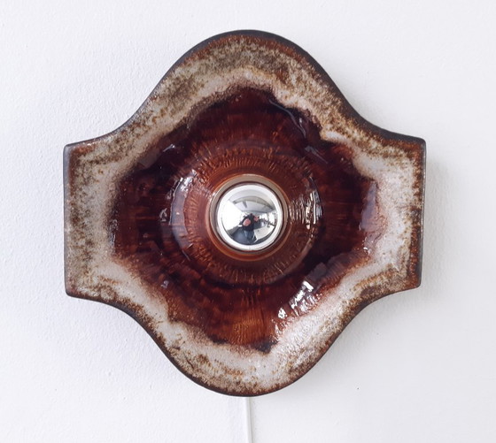 Image 1 of 1 van 2 Keramieken aardewerken roodbruine vintage wandlampen, west germany fat lava stijl, keramische retro wandlamp, space age 