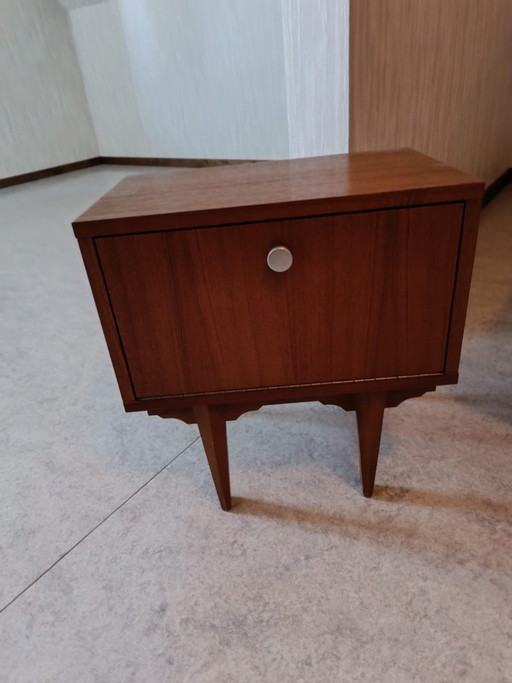 Vendesi set di 2 comodini vintage.