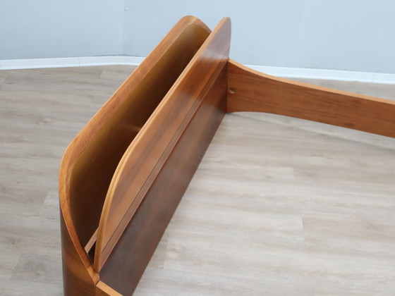 Image 1 of Italiaans bedframe uit de jaren 70 van gebogen walnotenhout met opbergruimte in het hoofdeinde.