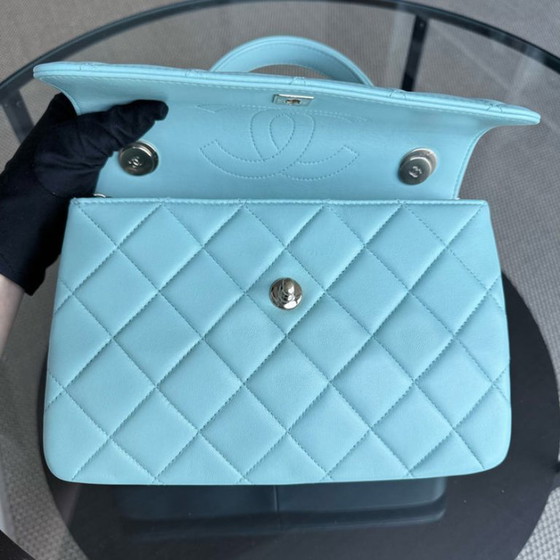 Image 1 of Borsa Chanel Trendy CC piccola - Pelle di agnello trapuntata color Tiffany con finiture dorate