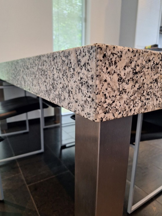 Image 1 of Mesa de comedor de granito con patas de acero inoxidable
