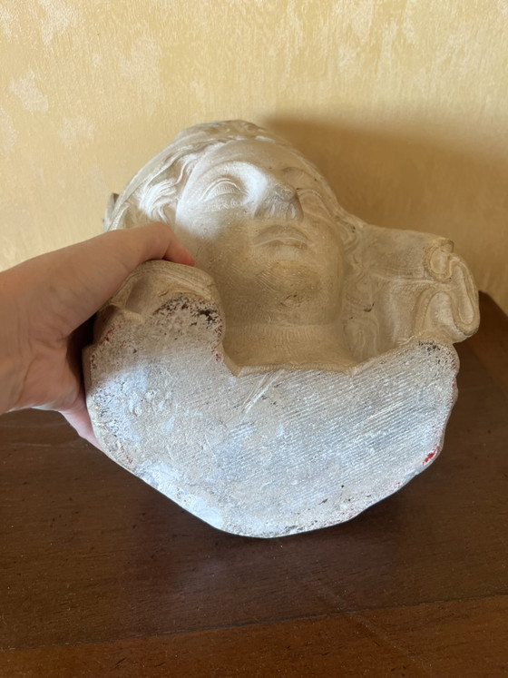 Image 1 of Escultura antigua de piedra hecha a mano que representa a Betsabé.