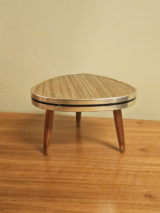 Mesa auxiliar vintage de fórmica con alféizar