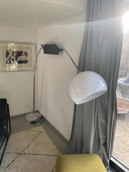 Lampada ad arco con base in marmo