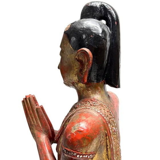 Burmese wooden temple statue of a monk with lacquer and gold leaf – Sculpture, Glass (photo 18 of 19)