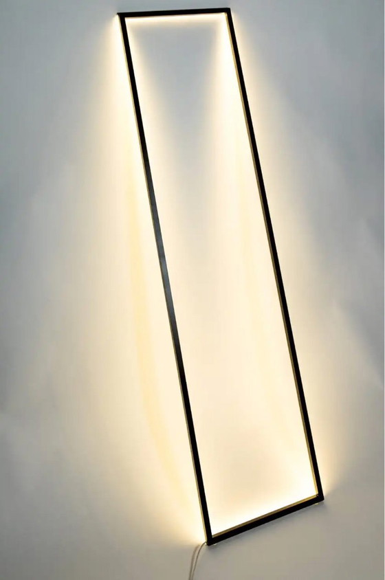 Image 1 of Vloerlamp met kroonlijst – Minimalistische handgemaakte lichtsculptuur van Tommaso Cristofaro