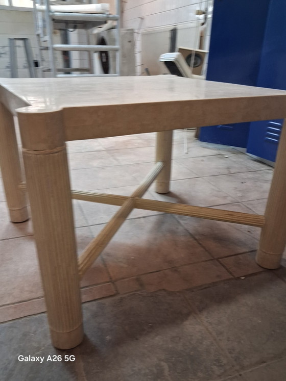 Image 1 of Exclusivo par de mesas auxiliares de travertino (70x70 cm). Patas de columna estriadas (juego de 2).