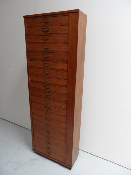 Armario de relojero antiguo con cajones