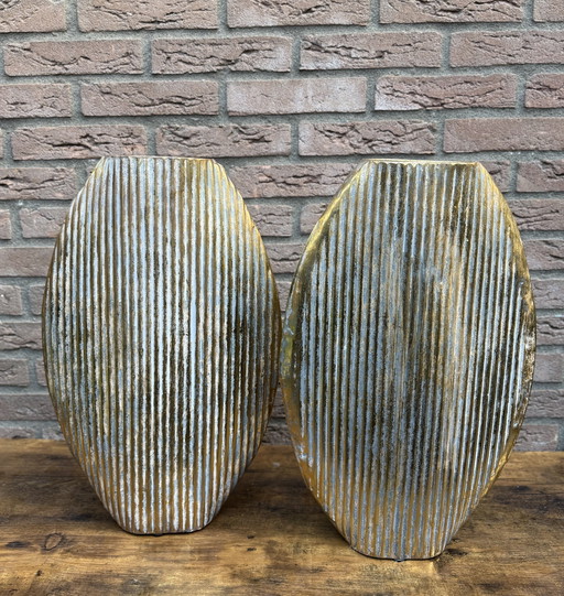 2 vases en métal doré