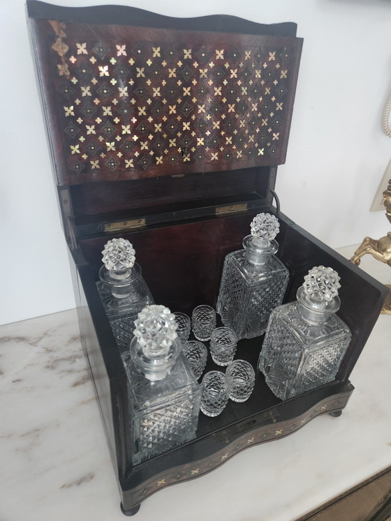 Image 1 of Preciosa caja de licores estilo Napoleón III con incrustaciones de nácar y latón.