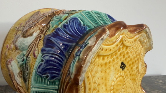 Image 1 of Paar antike französische Majolika-Pflanzgefäße – Barbotine – Vogel- und Blumenrelief