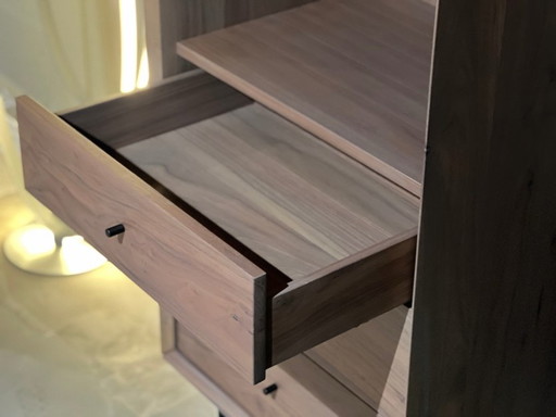 Geschlossener Schrank mit 3 Schubladen und 4 Nischen