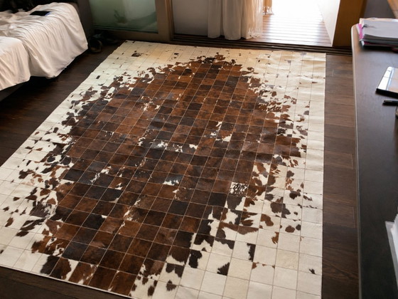 Image 1 of Tapis en peau de vache sur mesure, motif vache T40 à support carré | 200 × 300 cm