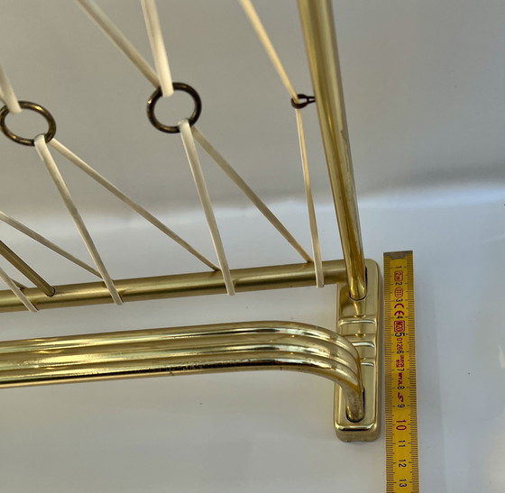 Image 1 of Revistero de pared de latón antiguo con bandas elásticas (alrededor de 1960)