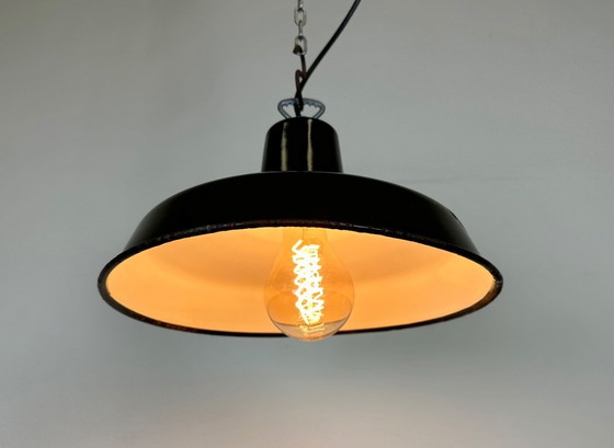 Image 1 of Industriële Franse donkergroene emaille fabriekslamp, jaren 60