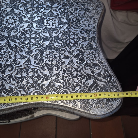 Image 1 of Cassettiera in stile barocco, argento e nero, 76x34x66 cm.