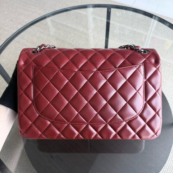 Image 1 of Borsa Chanel Classic Flap Jumbo - Doppia patta 30 cm in pelle di agnello trapuntata rosso scuro con finiture argentate, serie 15