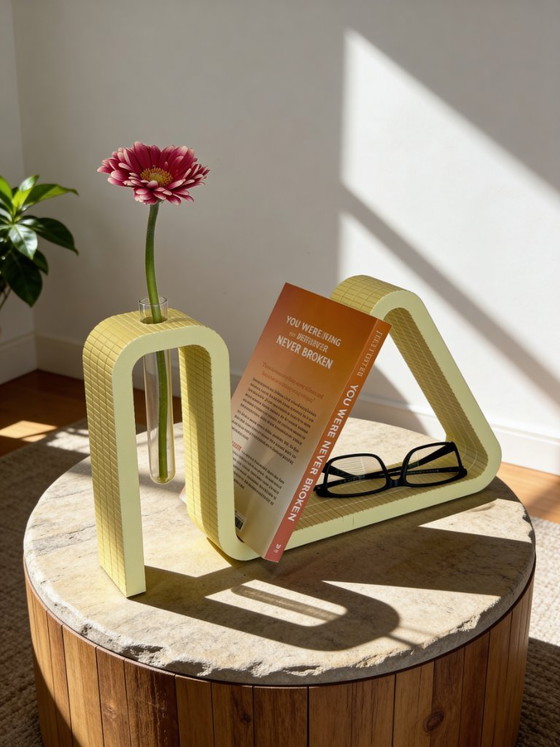 Image 1 of Présentoir à livres imprimé en 3D avec porte-lunettes et vase pour tubes à essai – PLA jaune coquille d'œuf
