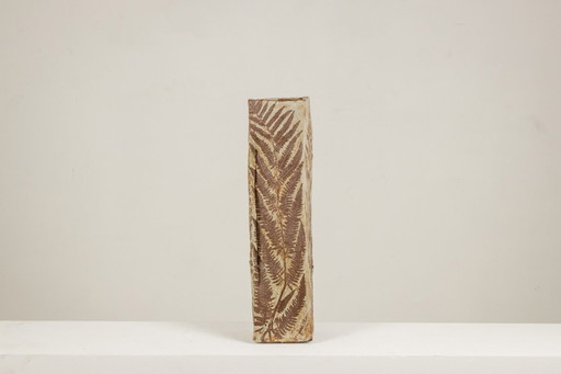 Jarrón de gres de estilo brutalista con decoración vegetal. Años 70.