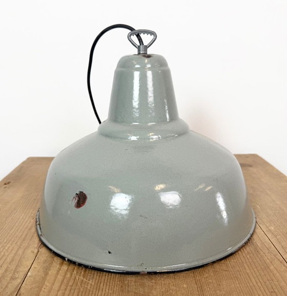 Lámpara colgante industrial de esmalte gris, década de 1960. – Lámparas colgantes, Iron (photo 13 of 17)