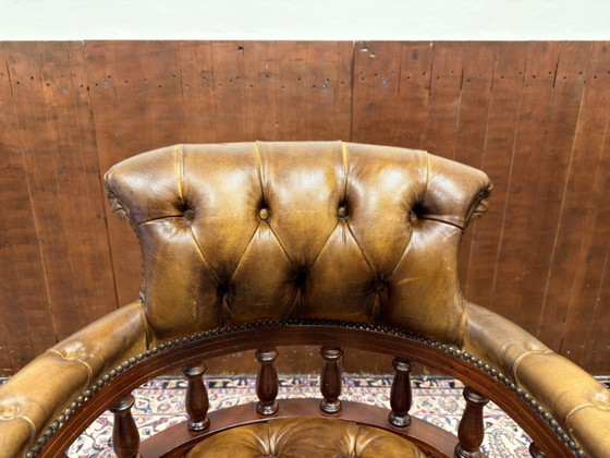 Klassischer englischer Chesterfield Stuhl – Sessel, Leather, Wood (photo 5 of 7)