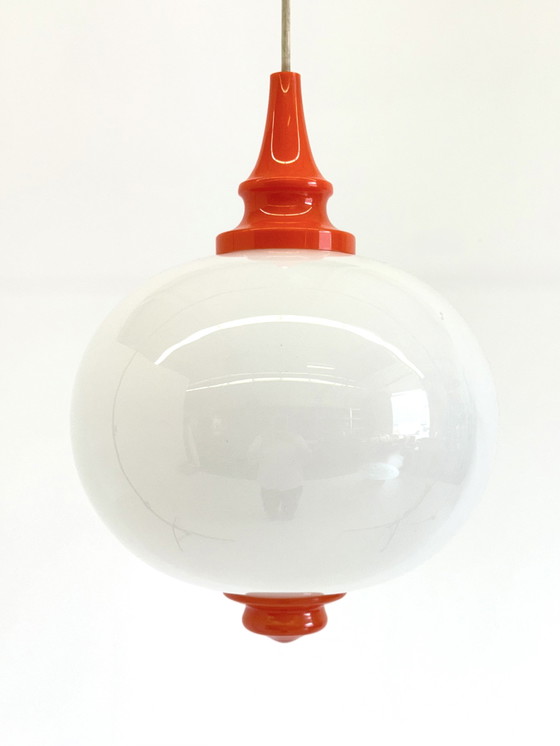 Image 1 of Space Age hanglamp met melkglazen bol en oranje accenten