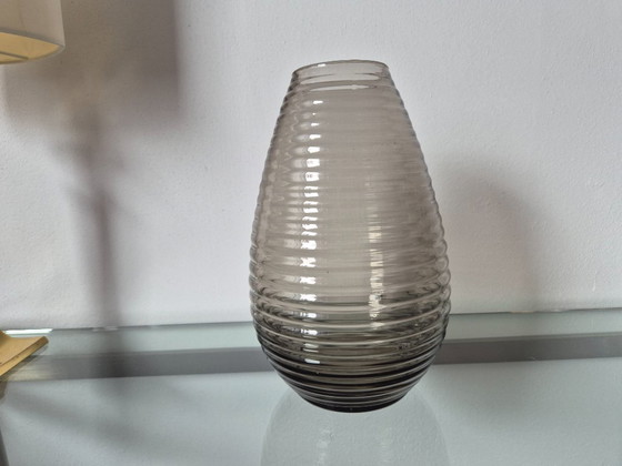 Image 1 of Copiadora/Fábrica de vidrio Leerdam - Jarrón acanalado Fumé (diseño 1953)