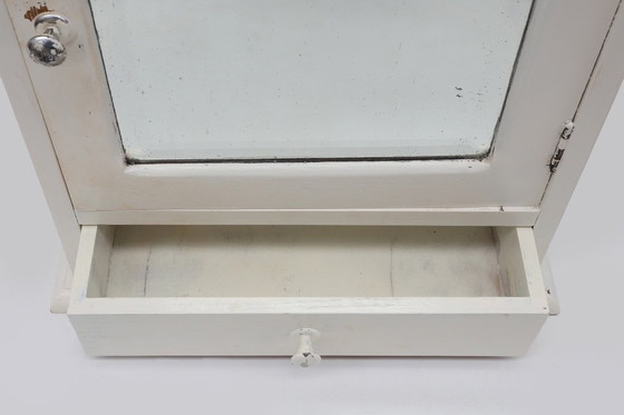 Image 1 of Franse Art Deco witte spiegelende scheer- of medicijnkast in eikenhout