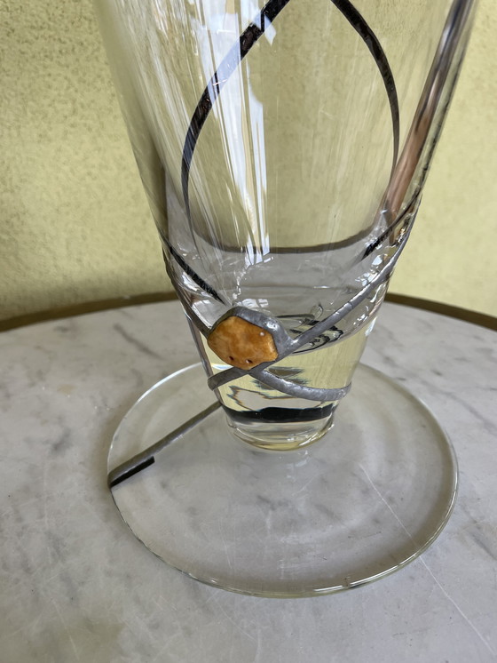 Image 1 of Set van 2 unieke mondgeblazen vazen bewerkt met loodstrip en barnsteen