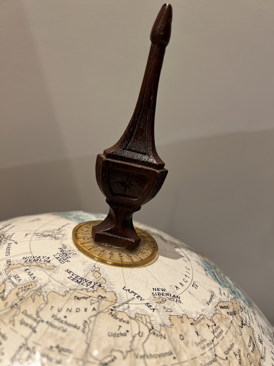 Image 1 of Wereldbol op mooi uitgekerfde houten voet