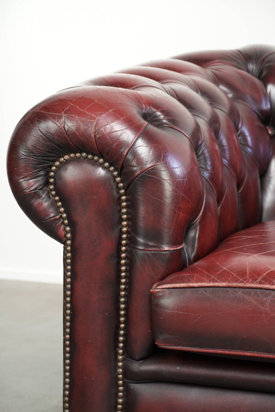 Schicker, gelebter englischer Chesterfield Club-Sessel in zeitlosem Rot – Leather, Klassiek (photo 10 of 13)