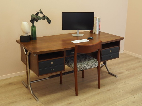 Image 1 of Scrivania in noce, design italiano, anni '70, realizzata in Italia.