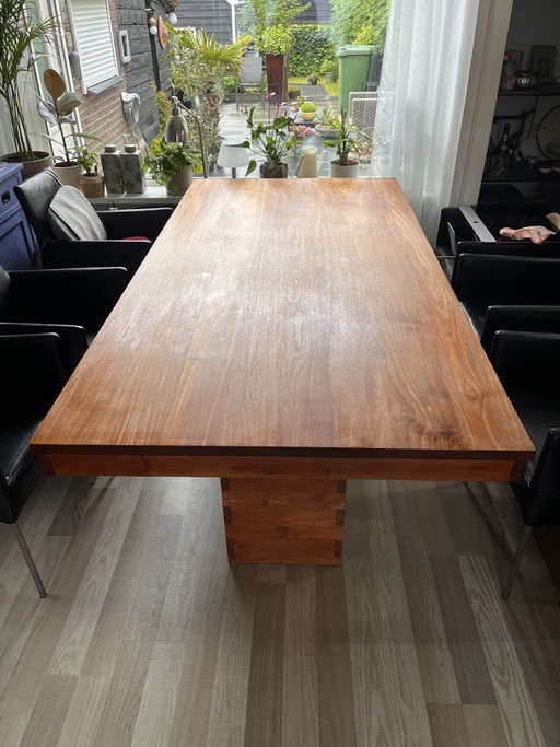 Table de salle à manger en teck massif.
