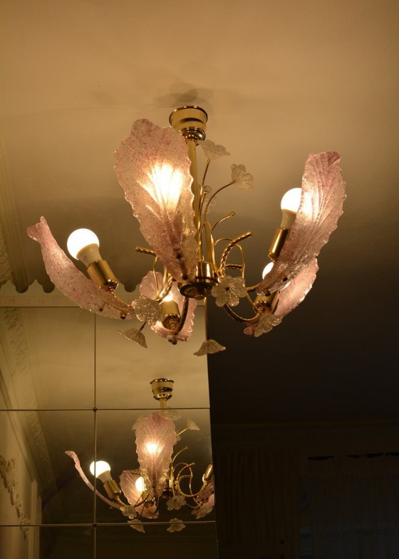 Image 1 of Lustre vintage en verre de Murano, plafonnier en verre rose à motif de feuilles et de fleurs, lustre italien en métal doré, anné