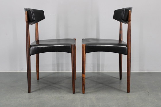 Image 1 of    	 1960er Satz von sechs hölzernen Esszimmerstühlen mit schwarzem Kunstlederbezug, Dänemark