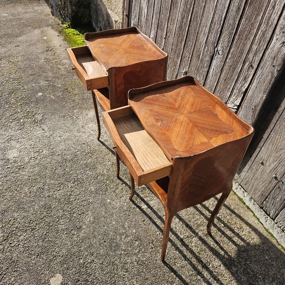 Image 1 of Coppia di comodini intarsiati francesi - 2 comodini in noce - Stile Luigi XV - anni '40