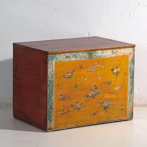 Antike bemalte Truhe aus Kiefernholz – China, circa 1930