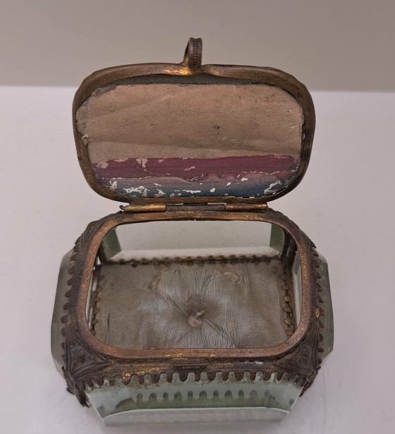 Image 1 of Joyero francés antiguo – Cristal facetado y latón (c. 1900)